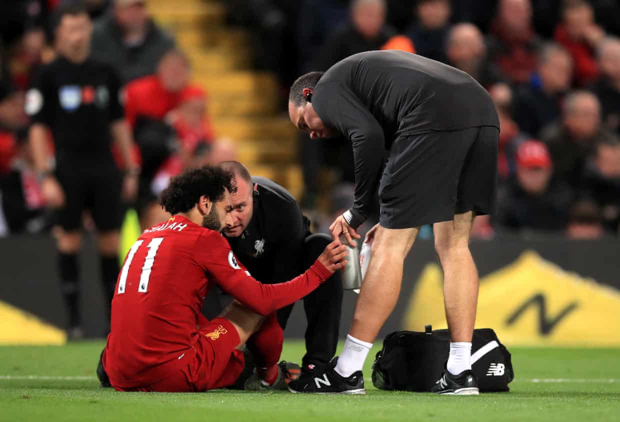 Salah bị đau trong hiệp 1. Ảnh: The Guardian Trực tiếp Liverpool vs Man City, Liverpool vs Man City, Liverpool, Man City, trực tiếp Ngoại hạng Anh, Ngoại hạng Anh