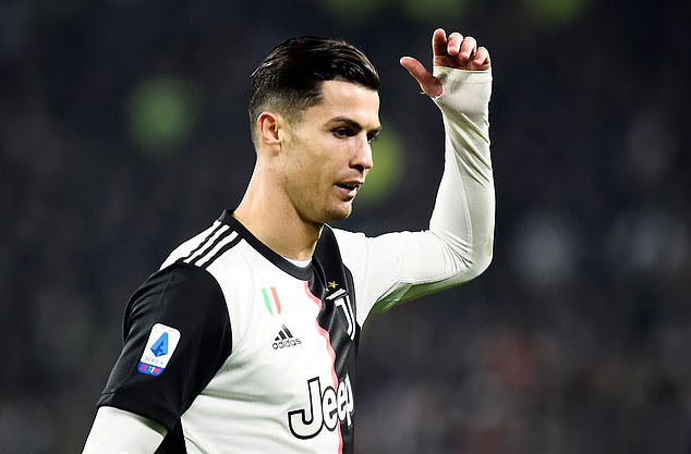 Ronaldo không hài lòng khi bị thay người sớm. Ảnh: Internet Ronaldo, Ronaldo bị thay người, Ronaldo chửi thề khi bị thay người, Juventus, Cristiano Ronaldo