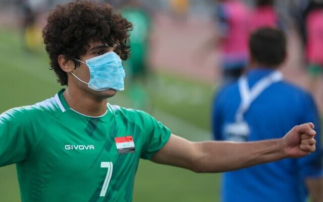 Cầu thủ Iraq ăn mừng với chiếc khẩu trang chống hơi cay. Ảnh: Internet Iraq vs Iran, Vòng loại World Cup 2022, VL World Cup, chiến tranh Iraq, Iraq thắng Iran, Iran, Iraq
