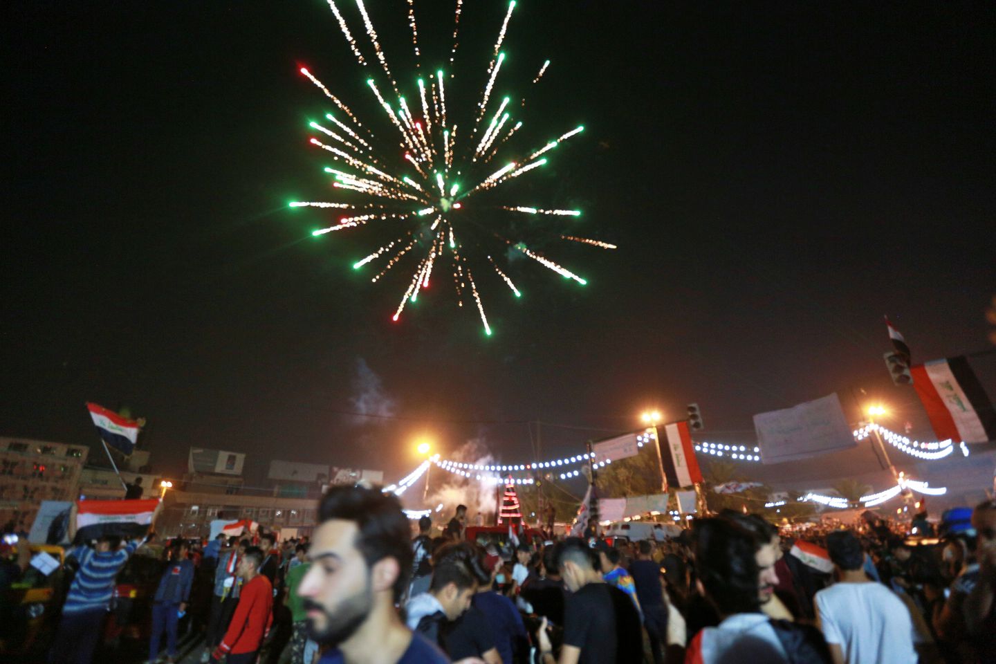 Pháo hoa đã xuất hiện sau khi Iraq đánh bại Iran. Ảnh: Internet Iraq vs Iran, Vòng loại World Cup 2022, VL World Cup, chiến tranh Iraq, Iraq thắng Iran, Iran, Iraq