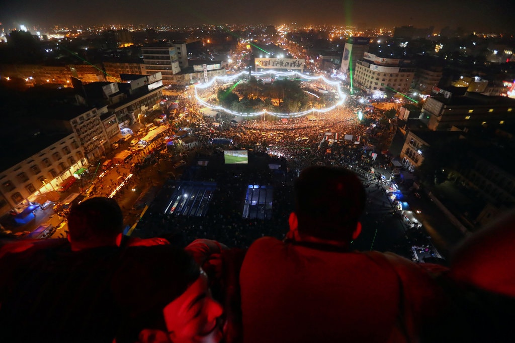 Quang cảnh ở Quảng trường Tahrir, thủ đô Baghdad trước trận đấu ở vòng loại World Cup 2022. Ảnh: Internet Iraq vs Iran, Vòng loại World Cup 2022, VL World Cup, chiến tranh Iraq, Iraq thắng Iran, Iran, Iraq