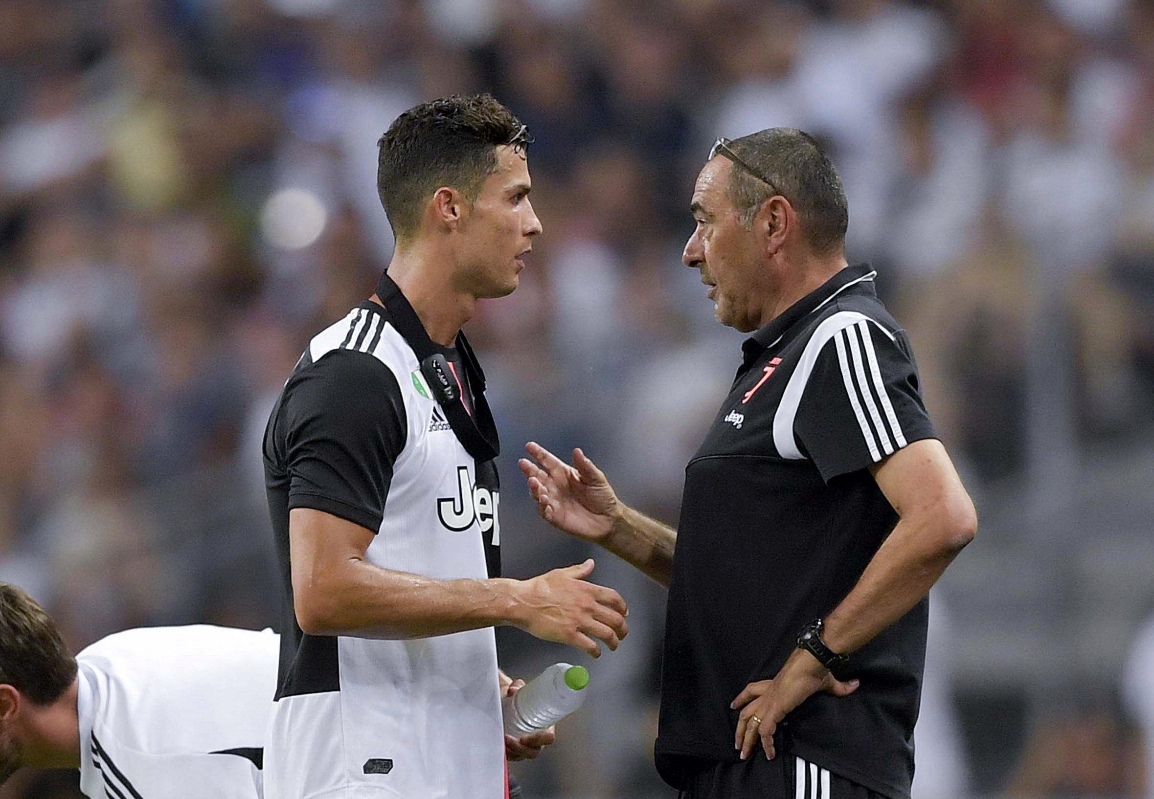 HLV Sarri 'khó chịu' khi Messi có nhiều Quả bóng Vàng hơn Ronaldo. Ảnh: Internet Sarri
