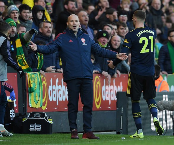 Hình ảnh HLV tạm quyền của Pháo thủ. Ảnh: Dailyexpress Ljungberg vs Norwich