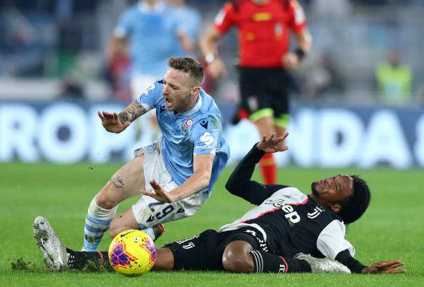 Tình huống dẫn đến thẻ đỏ của Cuadrado. Ảnh: Getty. lazio vs juventus