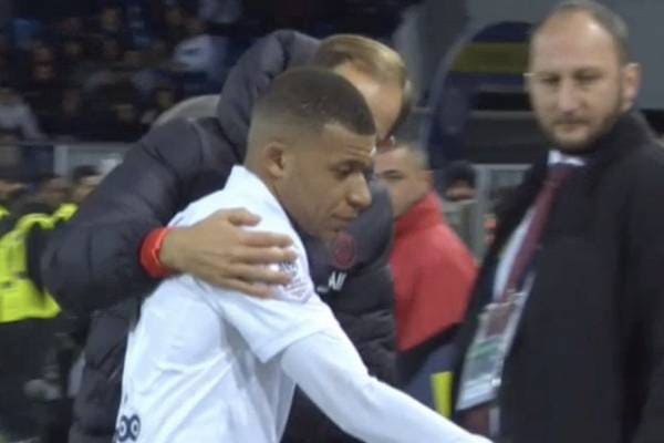 Mbappe tỏ ra khó chịu khi bị thay ra. Ảnh: Skysport. mbappe doi ra di