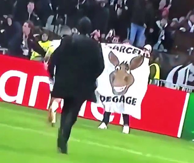 Tấm biểu ngữ của nhóm CĐV quá khích. Ảnh: Skysport. depay bao ve marcelo