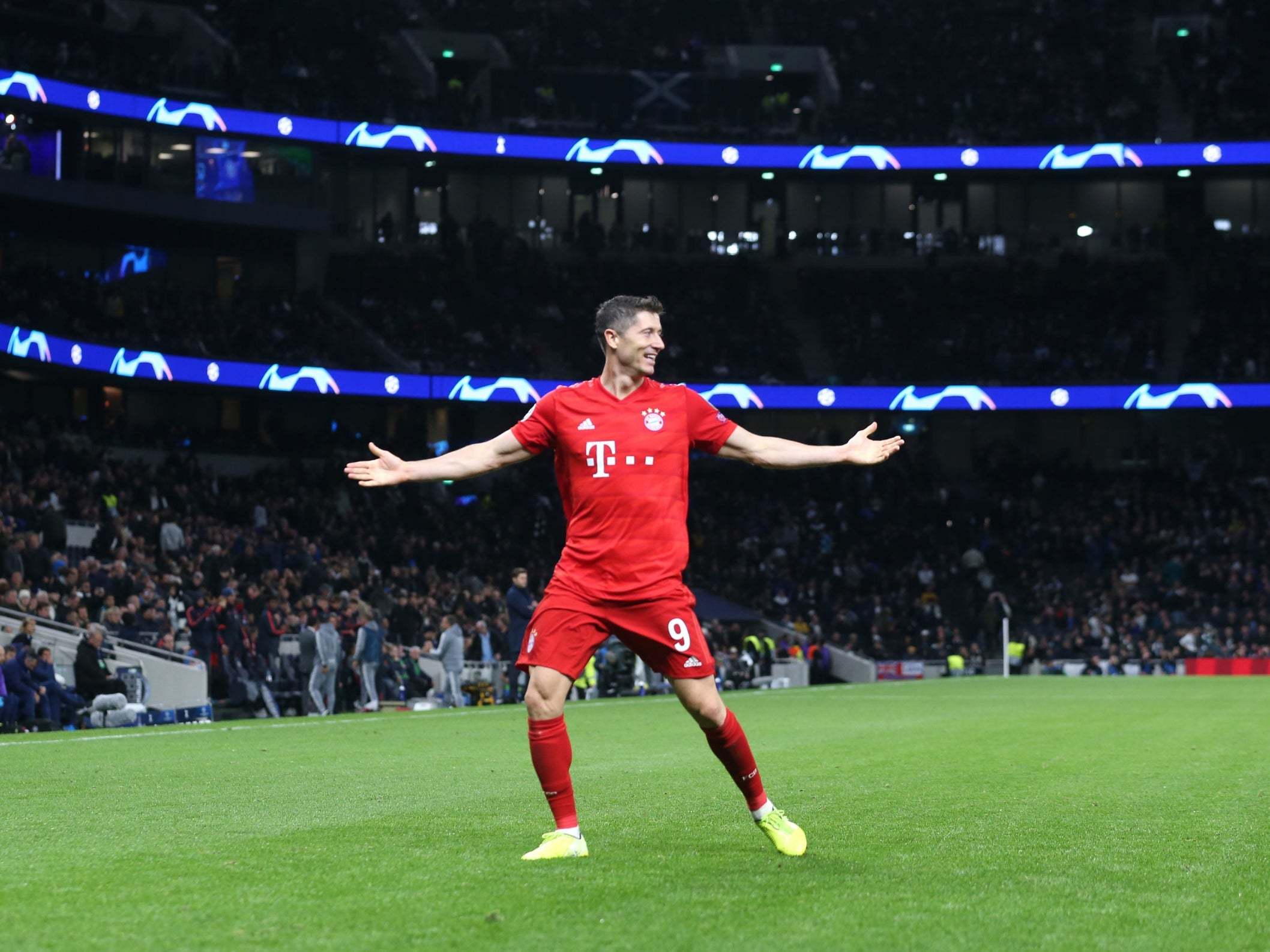Tiền đạo 31 tuổi đã ghi 2 bàn thắng ở lượt đi. Ảnh: Getty. lewandowski de doa ki luc ronaldo