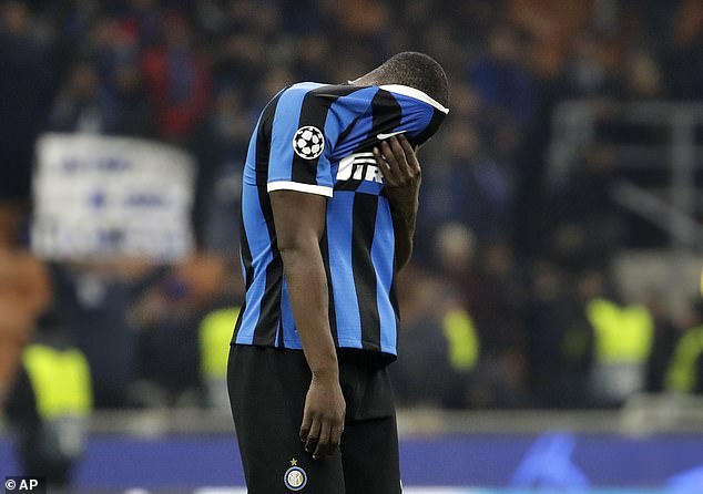 Inter bị loại từ vòng bảng C1. Ảnh: AP Lukaku bi da deu