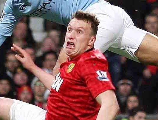 Biểu cảm nổi tiếng của Phil Jones. Ảnh: Internet sterling ca khia