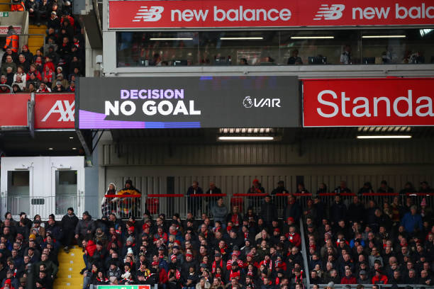 VAR từ chối bàn thắng của Mane. Ảnh: Getty liver vs watford