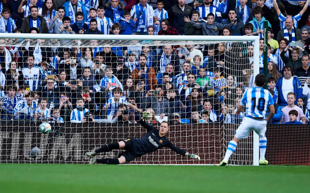 Pha đá penalty chuẩn xác của số 10 bên phía đội chủ nhà. Ảnh: getty truc tiep sociedad barca