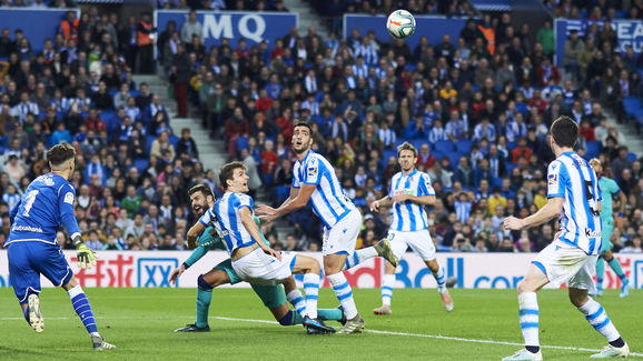 Tình huống ngã của Pique. Ảnh: Getty trong tai cuop barca