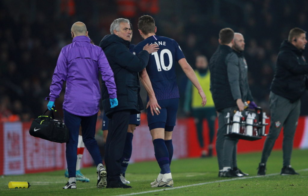 Mourinho đang rất đau đầu vì thiếu Kane. Ảnh: Getty kane phau thuat