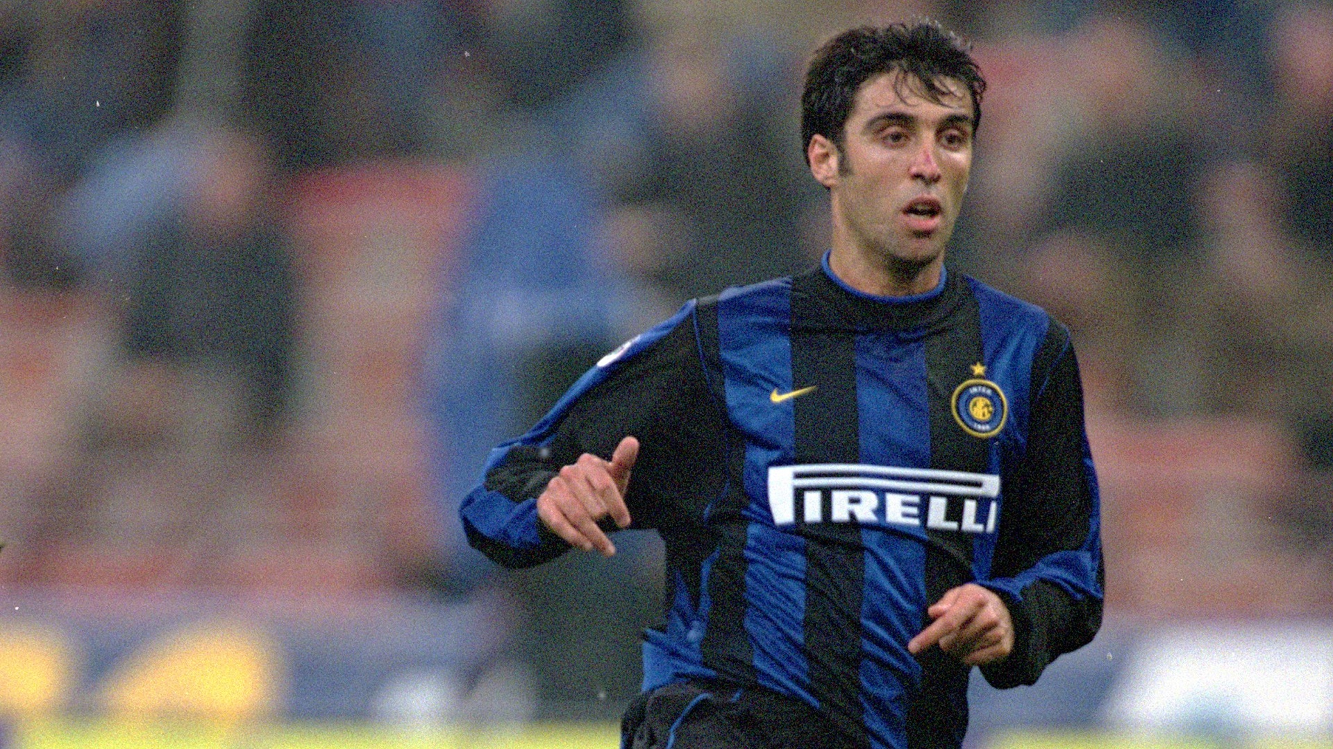 Sukur khi còn thi đấu cho Inter Milan. Ảnh: Getty hakan sukur taxi