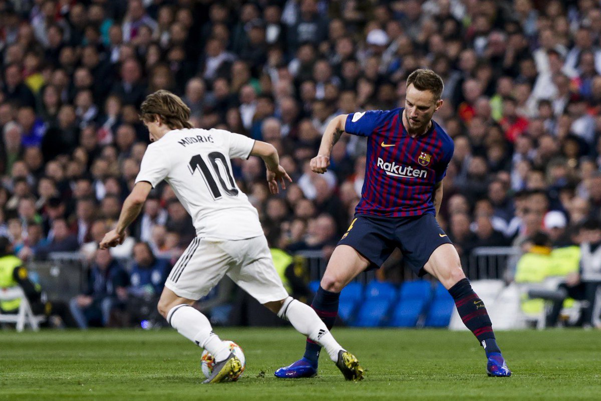 Pha tranh chấp giữa hai cầu thủ người Croatia là Modric và Rakitic Real vs Barca, Real Madrid vs Barcelona, trực tiếp Real vs Barca, link trực tiếp Real vs Barca, Real Madrid, Barcelona