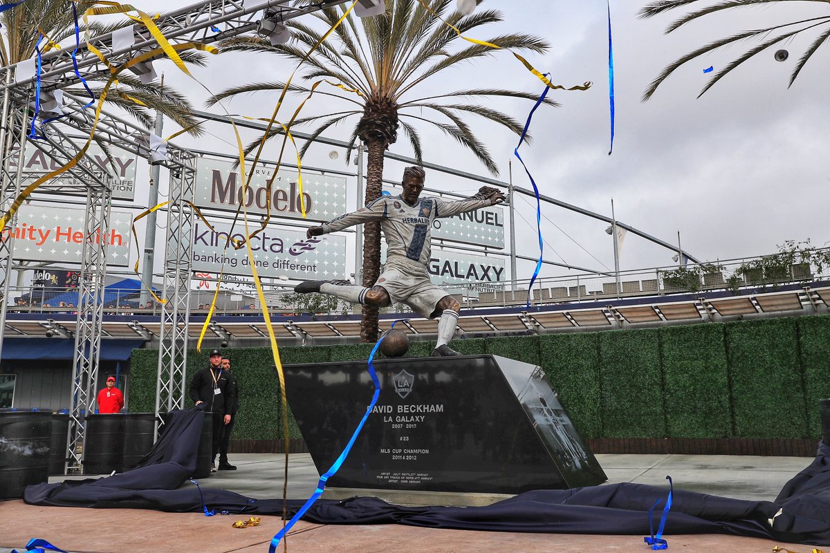 Bức tượng của David Beckham ngoài SVĐ của LA Galaxy Beckham, David Beckham, Beckham được dựng tượng, tượng Beckham, MLS, bóng đá Mỹ, huyền thoại, bóng đá quốc tế