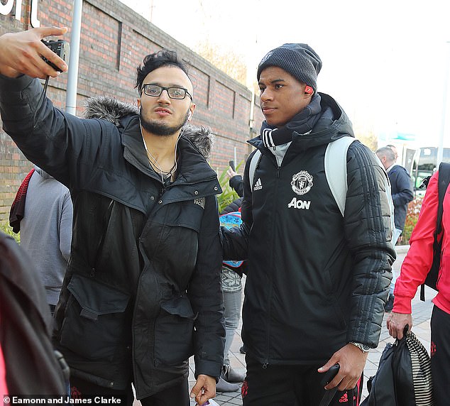 Rashford chụp ảnh với fan chelsea vs mu,trực tiếp Chelsea vs MU, link truc tiep Chelsea vs Mu, xem truc tiep chelsea vs mu, link xem chelsea vs mu, live chelsea vs mu