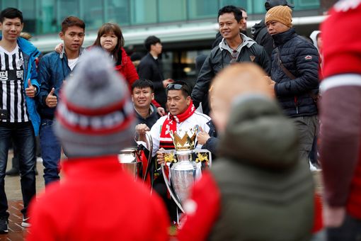 CĐV MU vui mừng bên ngoài SVĐ MU vs southampton, truc tiep mu vs southampton, link truc tiep mu vs southampton, link xem mu vs southampton