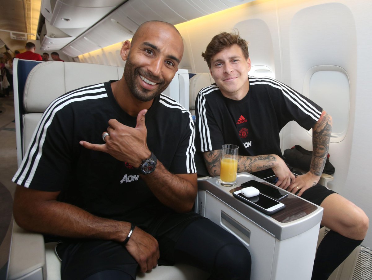 Lee Grant ngồi cạnh Lindelof trên máy bay MU, man utd, man united, mu tour, du đấu hè mu, mu du đấu, mu hè 2019, lịch du đấu hè mu, pogba, lukaku, sanchez