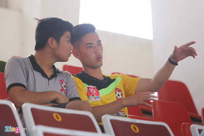 Keven Nguyễn (áo vàng) từng ký hợp đồng 3 năm với Hải Phòng nhưng đã rời khỏi Việt Nam chỉ sau hơn một mùa giải. Ảnh: Zing