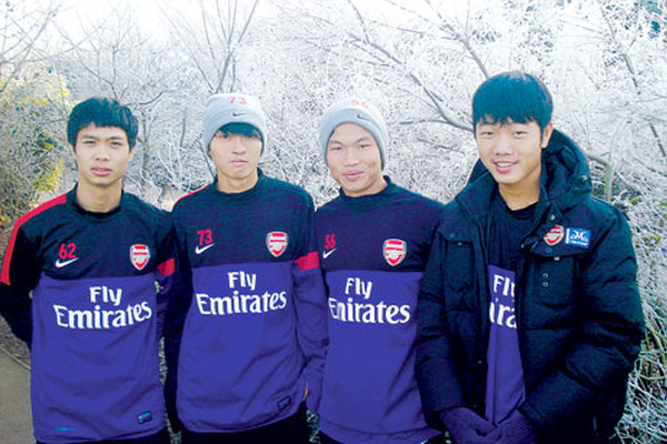 Đông Triều (thứ 2 từ phải sang) từng sang Arsenal tập luyện bóng đá Việt Nam, V-League, tin tức V-League, HAGL, Đông Triều, HAGL chia tay Đông Triều, Đông Triều rời HAGL