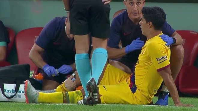 Saurez rời sân vì chấn thương. Ảnh: AS Barca vs Bilbao, trực tiếp Barca vs Bilbao, trực tiếp bóng đá, Barca đấu với Bilbao, link xem Barca vs Bilbao