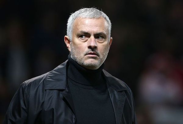 Fan Real Madrid cầu cứu HLV Jose Mourinho. Ảnh: Getty Real Madrid 2-2 Club Brugge, C1, Champions League, Jose Mourinho, Zidane, fan real cầu cứu Mourinho