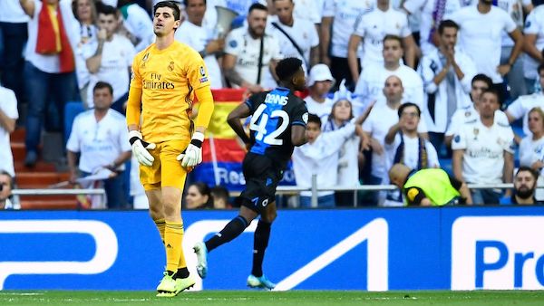 Thủ thành Courtois thi đấu tệ hại trước Club Brugge. Ảnh: Getty Real Madrid 2-2 Club Brugge, C1, Champions League, Jose Mourinho, Zidane, fan real cầu cứu Mourinho