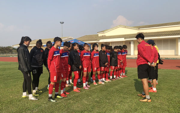 U16 nữ Việt Nam làm quen sân tập tại Lào