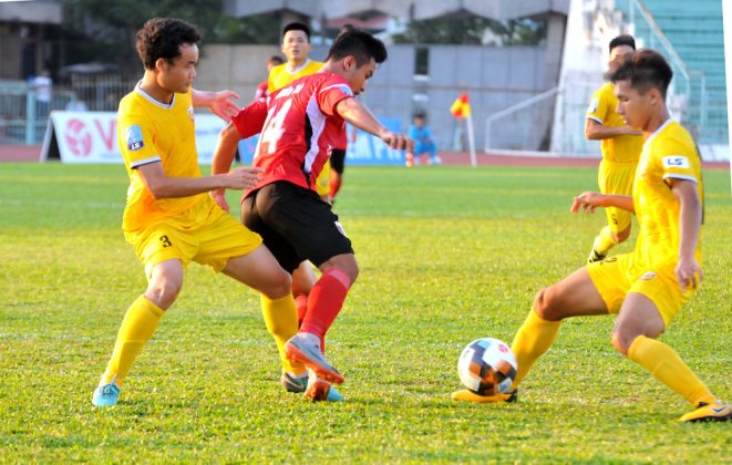 Hà Tĩnh (áo vàng) thi đấu rất ấn tượng