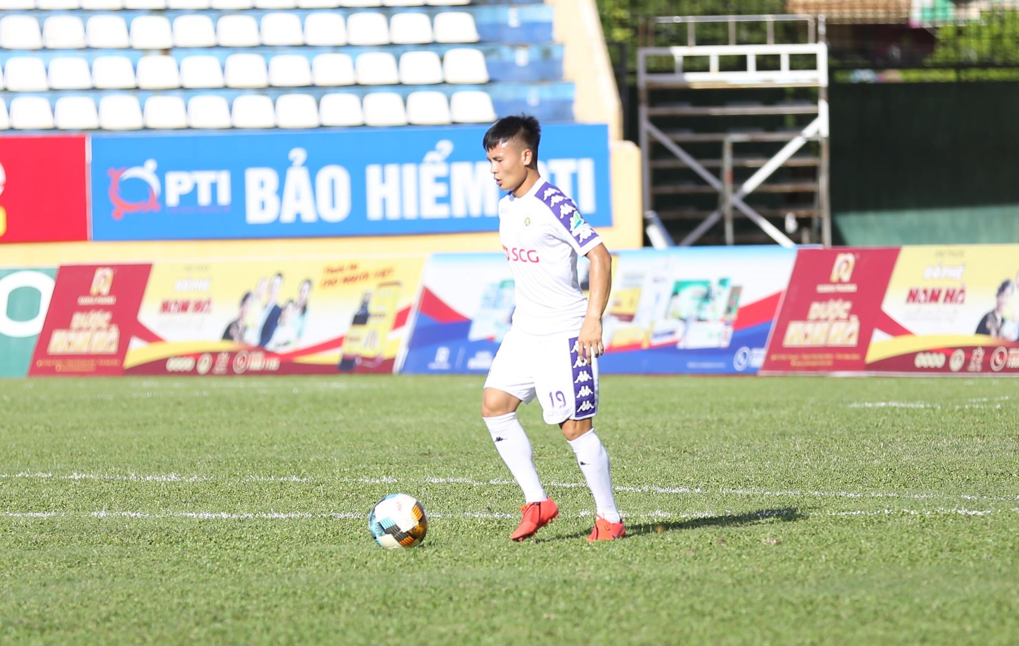 Quang Hải khởi động trước trận (Ảnh: Bảo Ngọc)