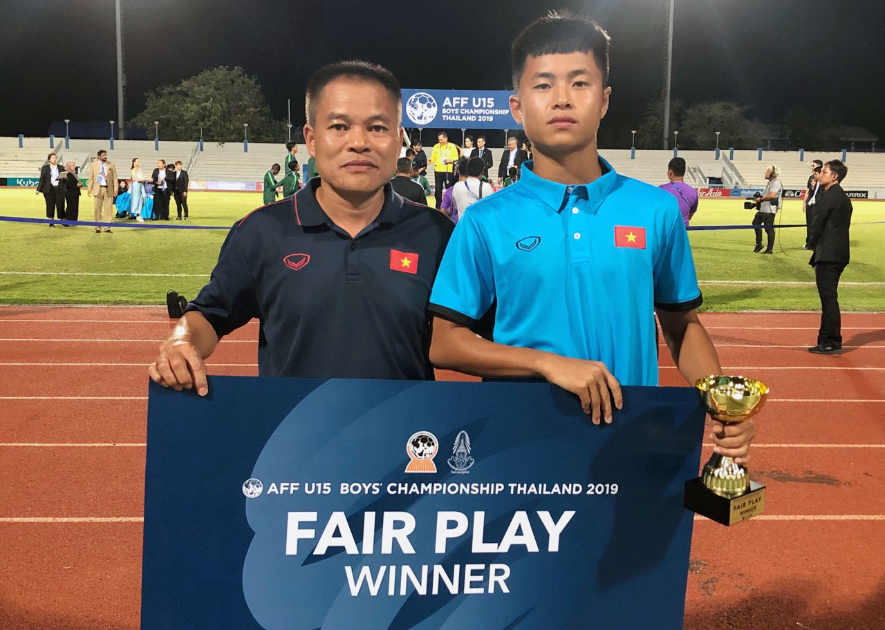 Trưởng đoàn Lưu Quang Điện Biên và đội trưởng Đỗ Văn Chí đại diện cho ĐT U15 Việt Nam nhận Giải thưởng Fair-play của Giải vô địch U15 Đông Nam Á 2019.