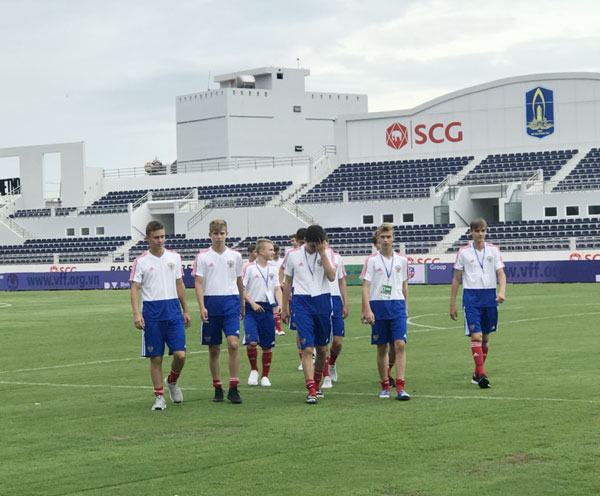U15 Nga làm quên sân thi đấu