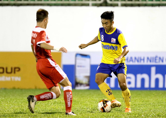 Trần Công Minh (8) được gọi lên U21 Việt Nam (ảnh: Thanh Niên)