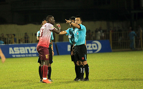 Da Sylva nhận thẻ đỏ trực tiếp sau khi va chạm với Mạc Hồng Quân. Mạc Hồng Quân, V-League 2019, V League, v league, vòng 7 vleague, Vòng 7 V League
