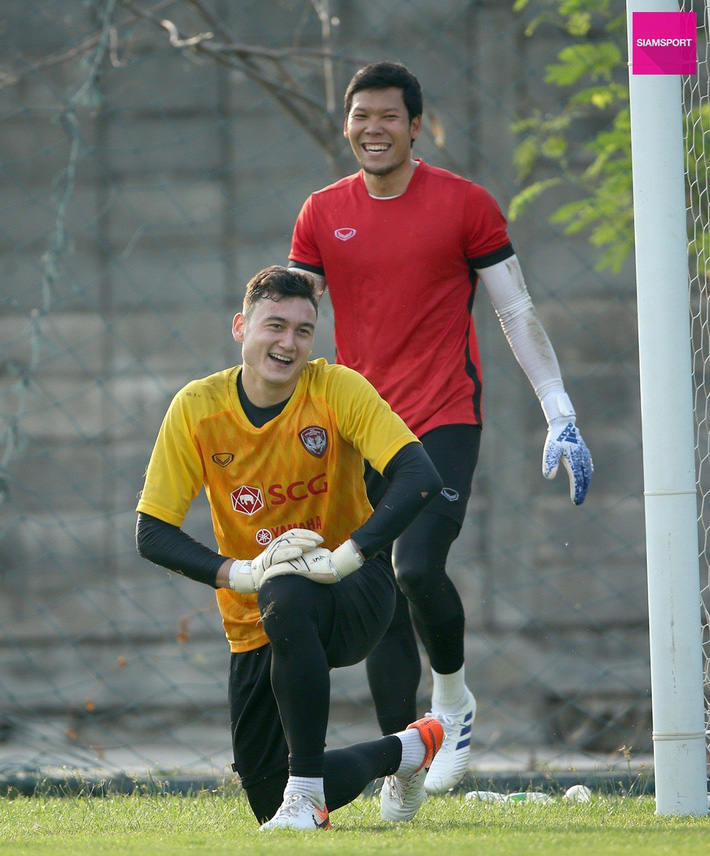 Hai kình địch cười đùa vui vẻ với nhau trên sân tập king's cup 2019, đặng văn lâm, đội tuyển việt nam, đội tuyển thái lan, việt nam vs thái lan