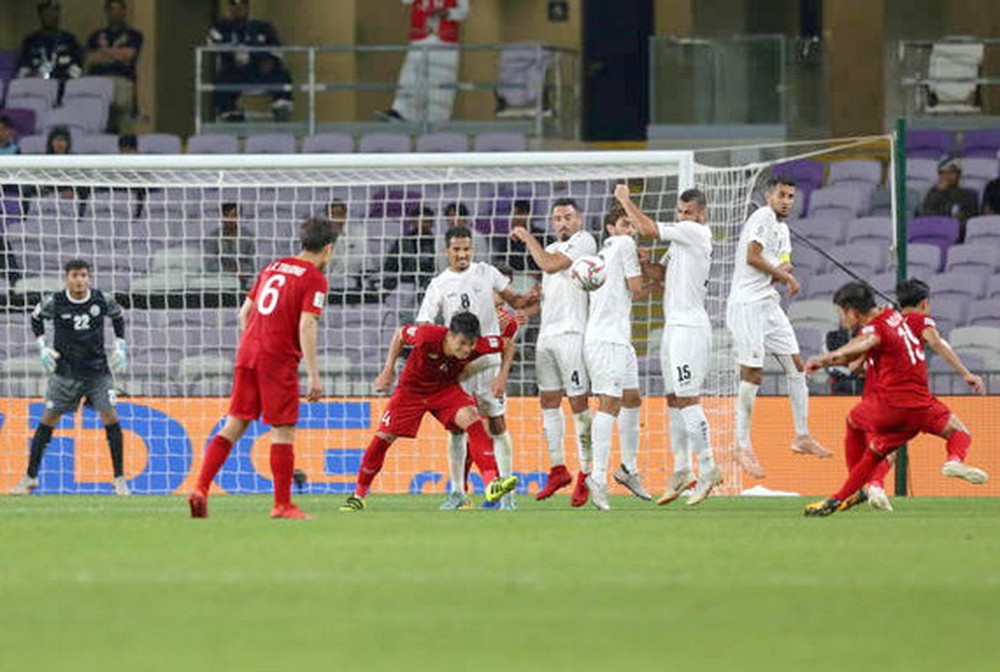 Quang Hải lập siêu phẩm đưa Việt Nam lọt vào vòng knock out Asian Cup 2019 việt nam vs thái lan, nhận định việt nam vs thái lan, đt việt nam, đt thái lan, park hang seo, hlv thái lan, king cup, kings cup 2019