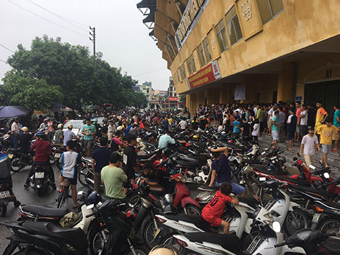Sân Thiên Trường luôn trong tình trạng quá tải trước mỗi trận đấu của DNH Nam Định dnh nam định, nam định vs quảng nam, nam định vs hagl, bxh vleague 2019, svđ thiên trường, giá vé sân thiên trường