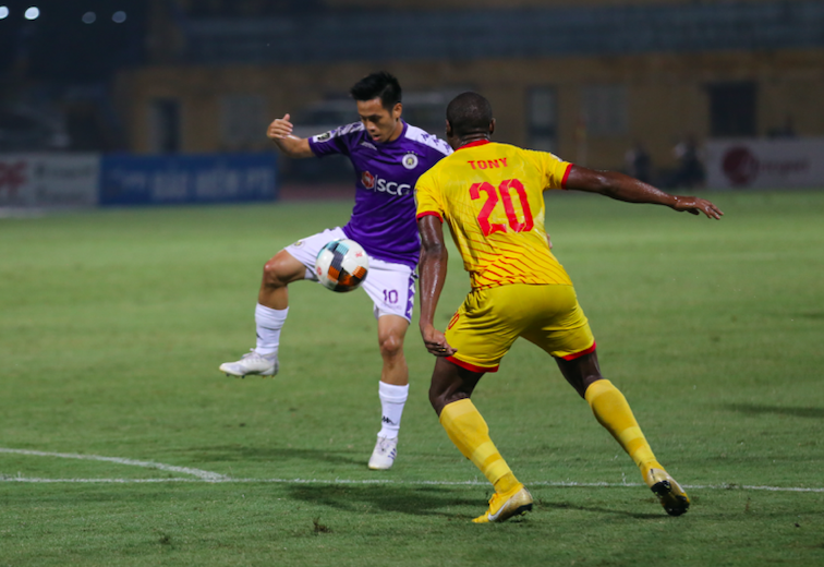 Văn Quyết chính là người mang về quả penalty để Omar mở tỷ số trận đấu. Ảnh: Lê Thành văn quyết, hà nội vs nam định, nam định vs hà nội, cđv nam định đốt pháo sáng, văn quyết ghi bàn