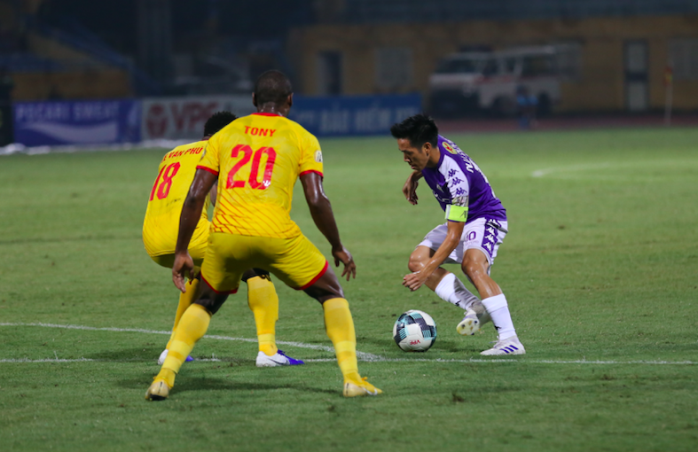 Văn Quyết liên tục đặt khung thành Nam Định vào tình trạng báo động. Ảnh: Lê Thành văn quyết, hà nội vs nam định, nam định vs hà nội, cđv nam định đốt pháo sáng, văn quyết ghi bàn