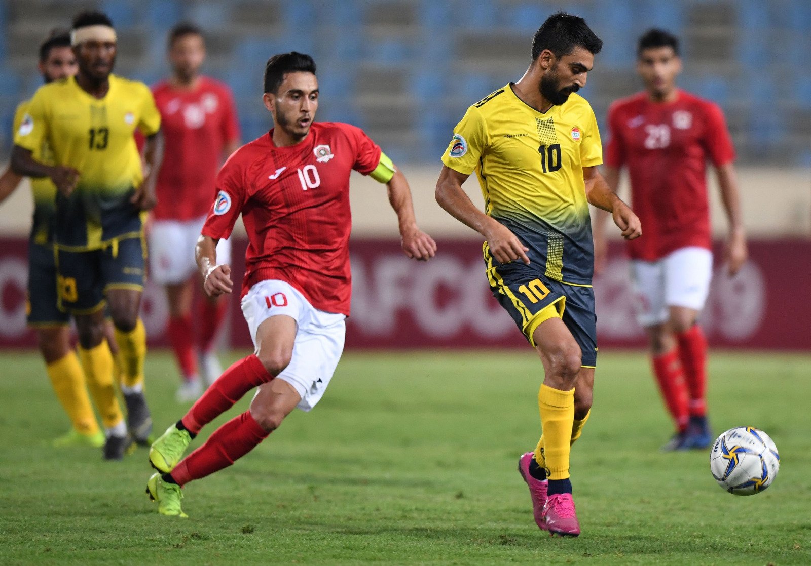 CLB Al-Ahed (áo vàng) đã giành tấm vé đầu tiên lọt vào chung kết AFC Cup 2019 đối thủ của Hà Nội FC tại chung kết AFC Cup 2019, Hà Nội FC vs April 25, april 25 vs hà nội fc, afc cup 2019