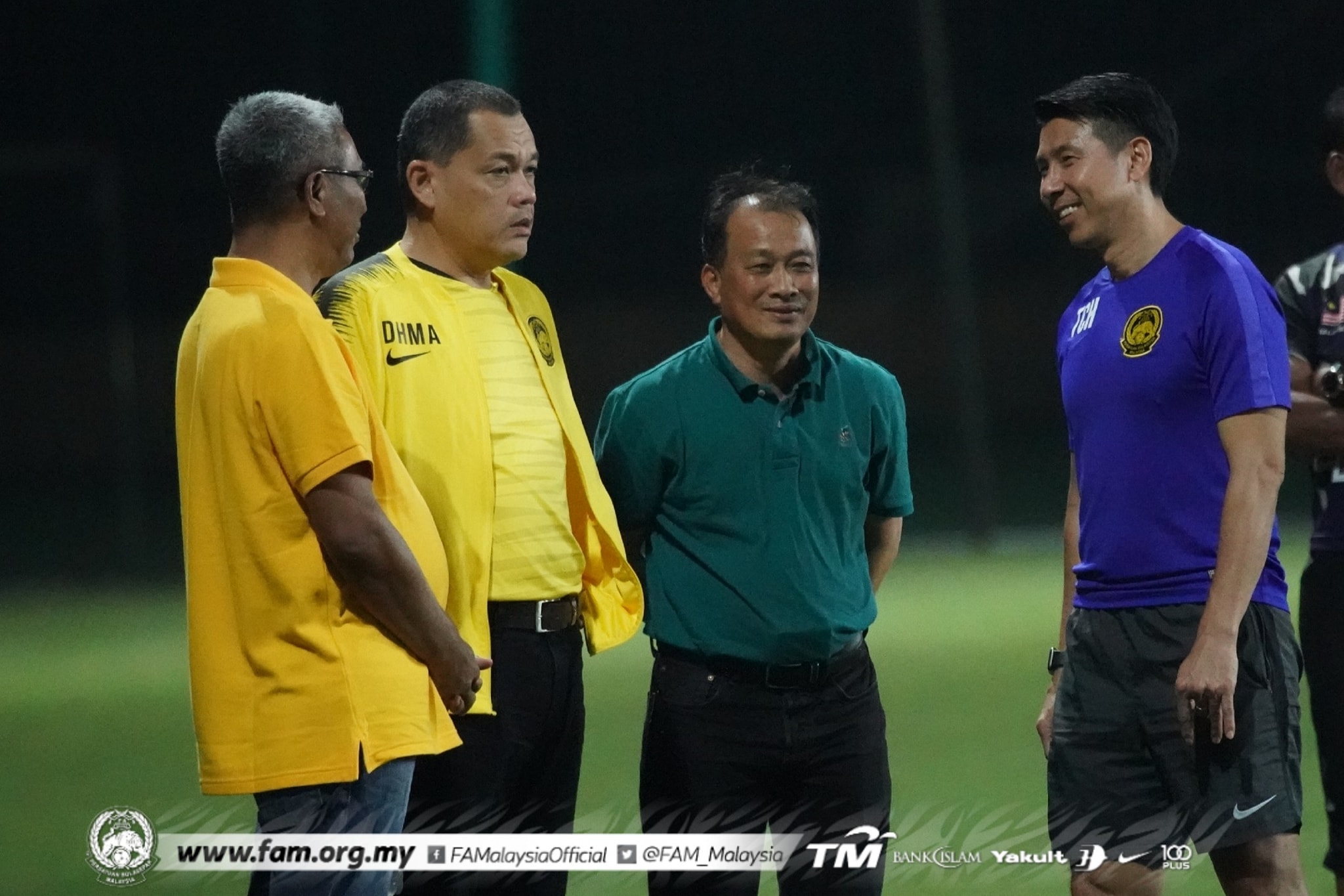 Chủ tịch FAM trò chuyện với HLV Tan Cheng Hoe tại Hà Nội. Ảnh: FAM Việt Nam vs Malaysia, Chủ tịch FAM, vck asian cup 2023, asian cup 2023, hlv tan cheng hoe, hlv park hang seo