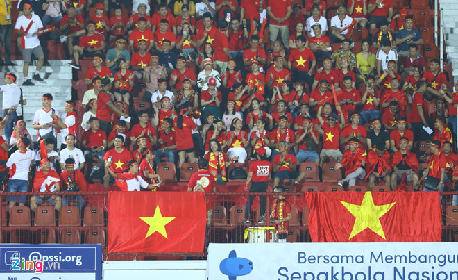 CĐV Việt Nam trên SVĐ Kapten I Wayan Dipta. Ảnh: Zing Trực tiếp Việt Nam vs Indonesia, indonesia vs việt nam, trực tiếp vòng loại world cup