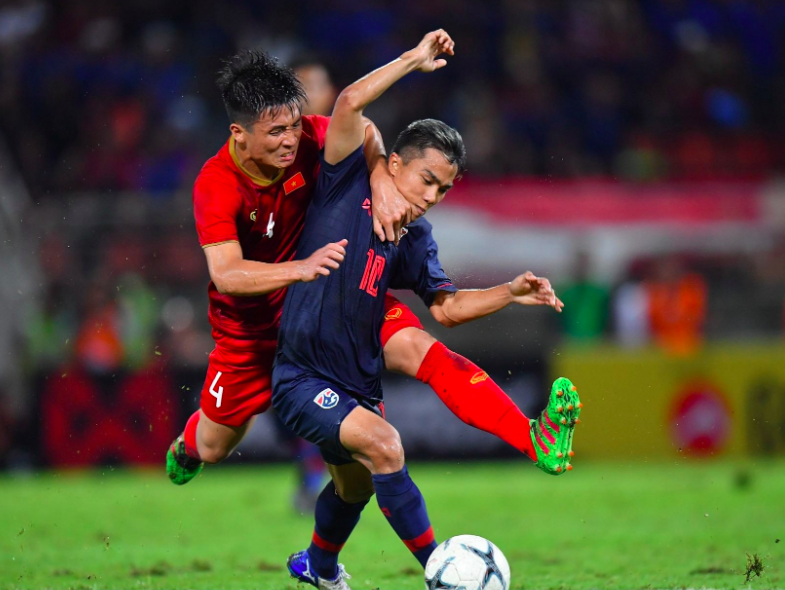 Tình huống va chạm giữa Bùi Tiến Dũng và Chanathip Songkrasin việt nam vs thái lan, vòng loại world cup 2022, vl wc 2022, akira nishino, đội tuyển việt nam, đội tuyển thái lan