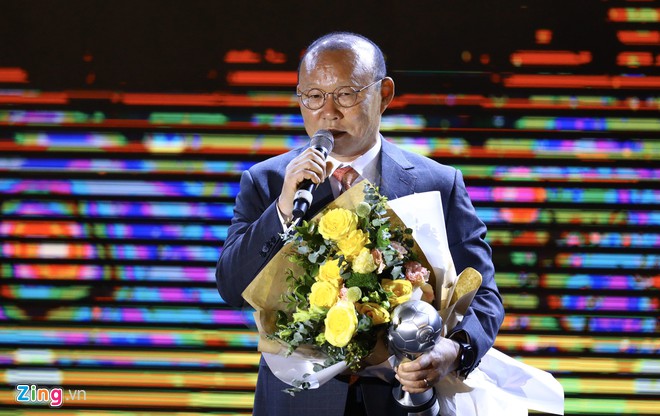 Ông Park Hang Seo giành giải HLV xuất sắc nhất Đông Nam Á của năm. Ảnh: Zing Trực tiếp Lễ trao giải AFF Awards 2019, lễ trao giải aff awards 2019, ai là hlv xuất sắc nhất đông nam á