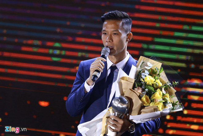 Quế Ngọc Hải đại diện cho ĐT Việt Nam lên nhận giải. Ảnh: Zing đội hình tiêu biểu Đông Nam Á, đặng văn lâm, quế ngọc hải, nguyễn quang hải, aff awards 2018