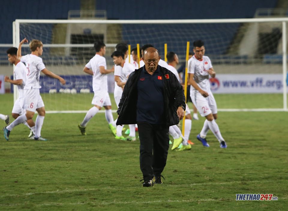 HLV Park Hang Seo kiểm tra cỏ trên SVĐ Mỹ Đình Việt Nam vs UAE, hlv park hang seo, vòng loại world cup 2022, đội tuyển việt nam, svđ mỹ đình