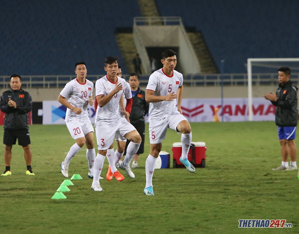 Chiều cao 1m85 giúp Văn Hậu nổi bật trên sân việt nam vs uae, đoàn văn hậu, sc heerenveen, sea games 30, vck u23 châu á 2020