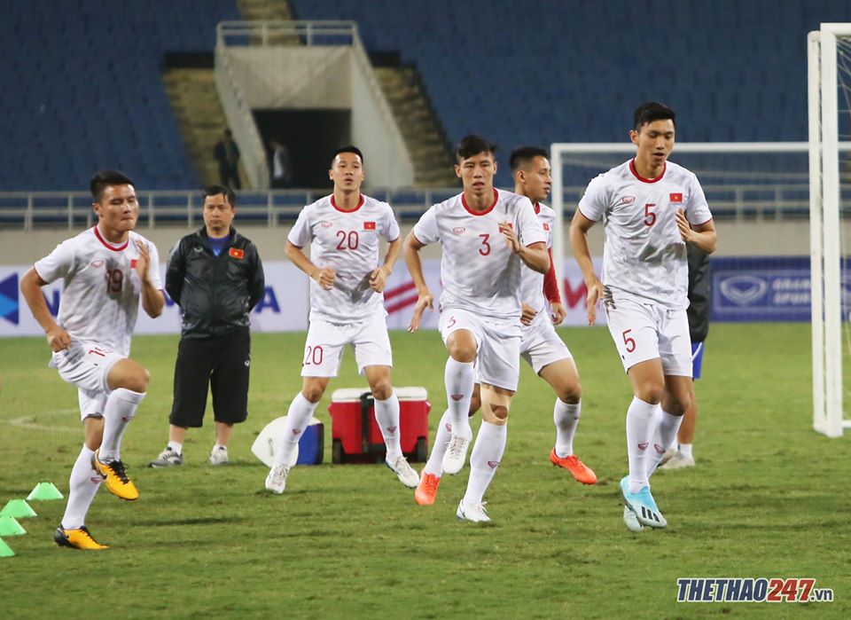 Các cầu thủ tập luyện trước trận Việt Nam vs UAE. Ảnh: Lê Thành Việt Nam vs UAE, việt nam vs thái lan, vòng loại world cup 2022, hlv park hang seo, HLV Bert van Marwijk