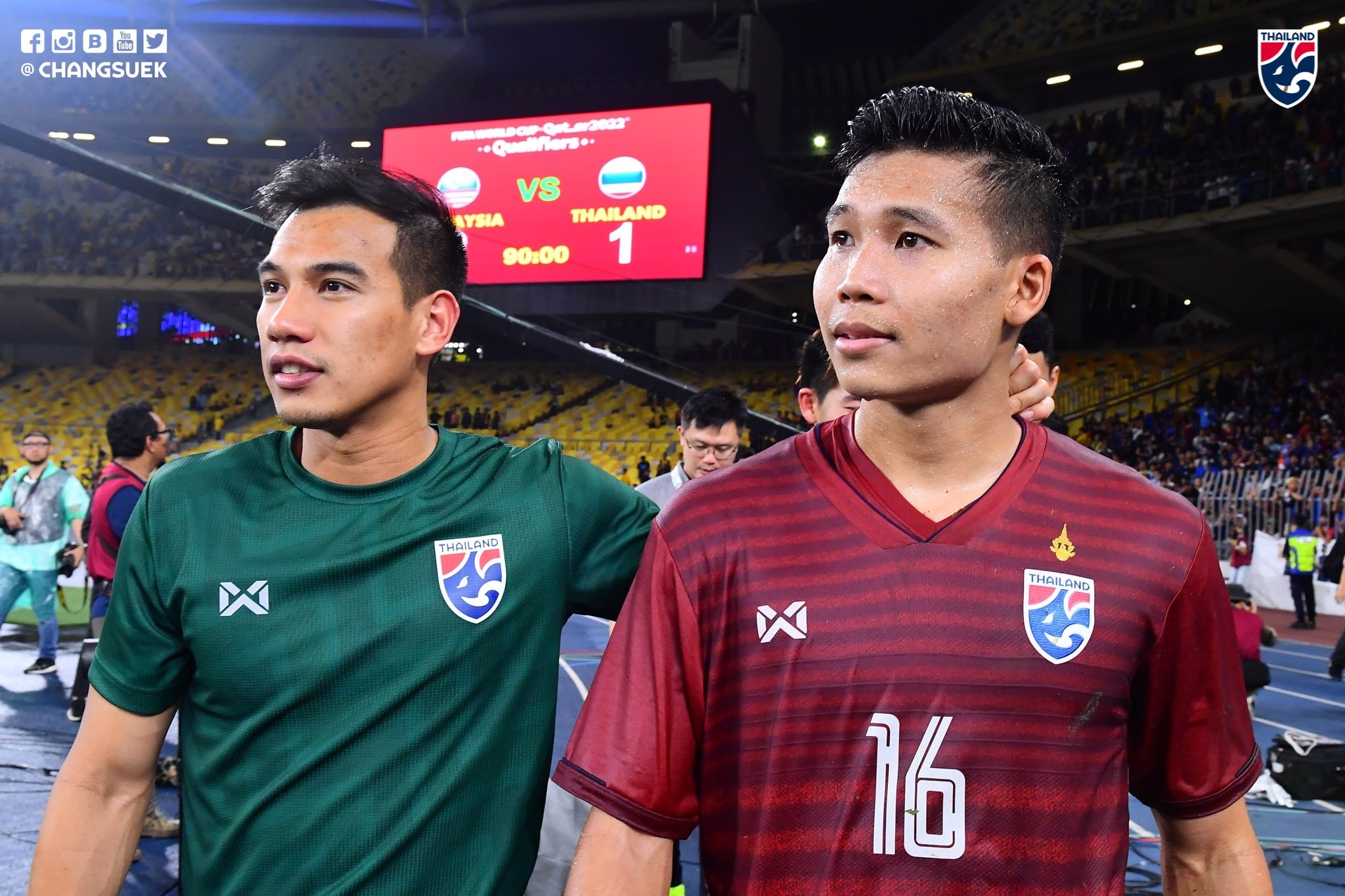 Các cầu thủ Thái Lan thất vọng sau trận thua. Ảnh: FB ĐT Thái Lan Kết quả Malaysia 2-1 Thái Lan, bảng g vòng loại world cup 2022, việt nam 2-1 uae, hlv akira nishino